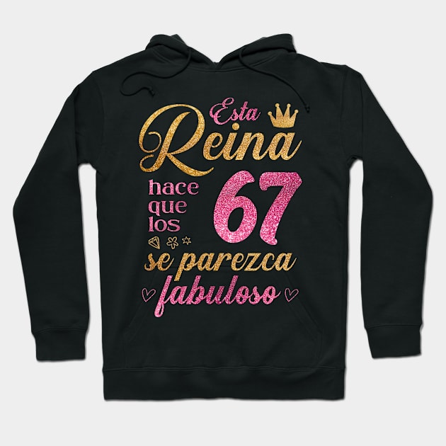 Esta Reina hace que los 67 se parezca fabuloso Hoodie by cecatto1994